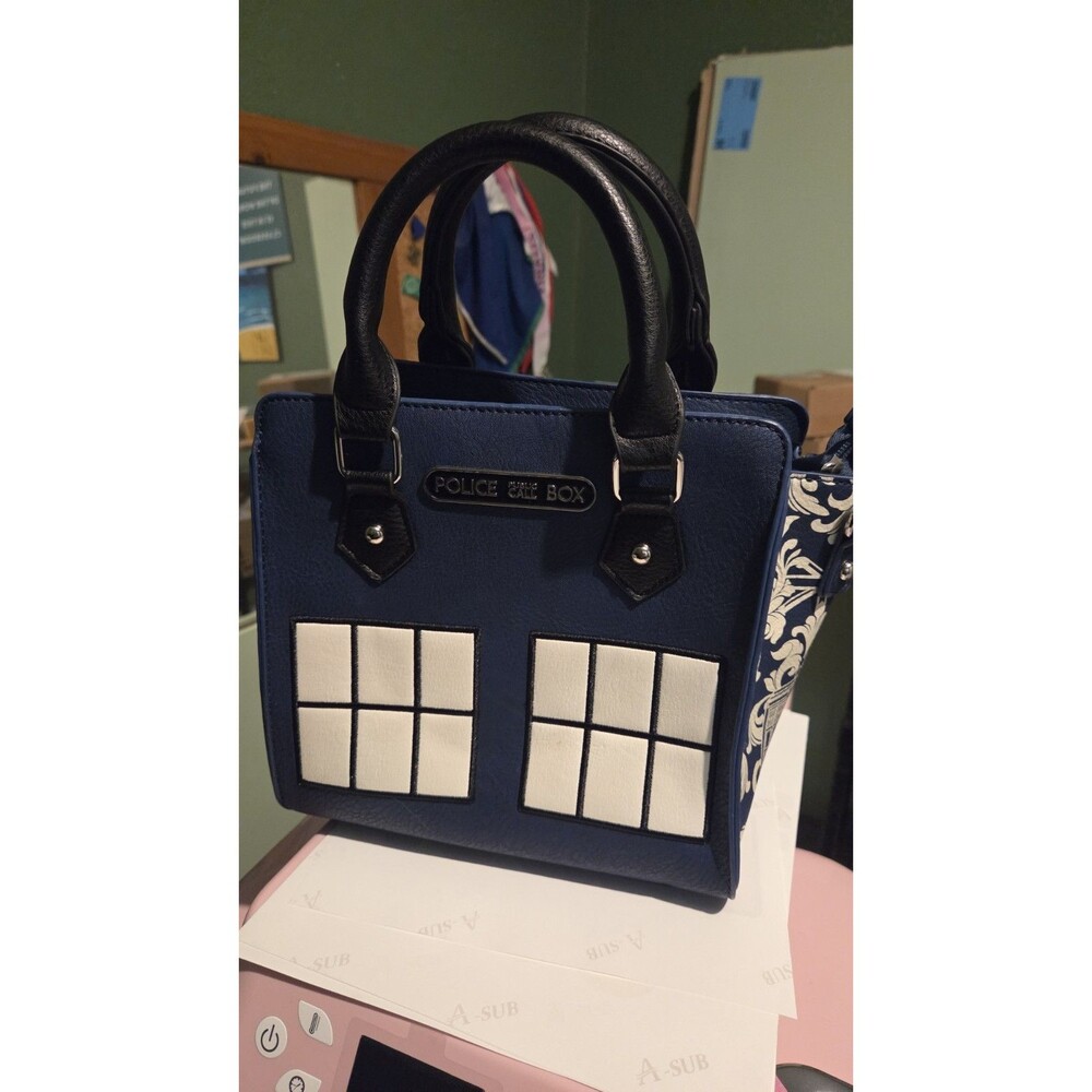 2017 BBC Doctor Who Police Call Box Crossbody w/strap nwot